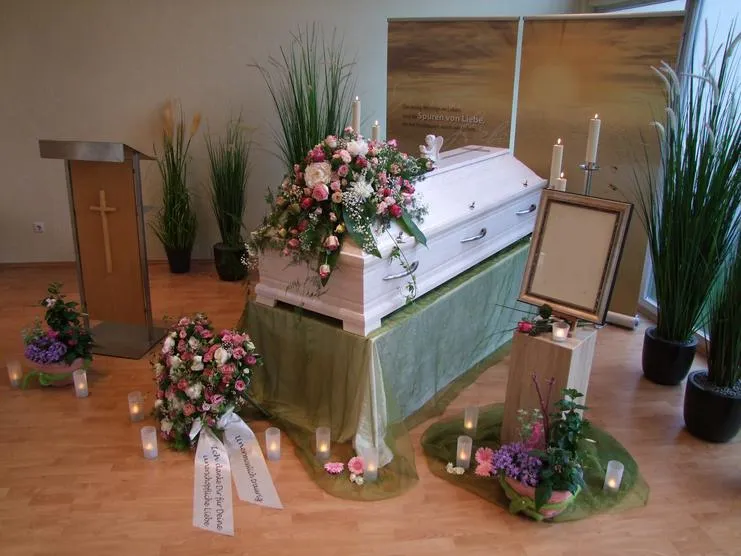Mit Blumen und Kerzen geschmückte Trauerfeier in der Trauerhalle