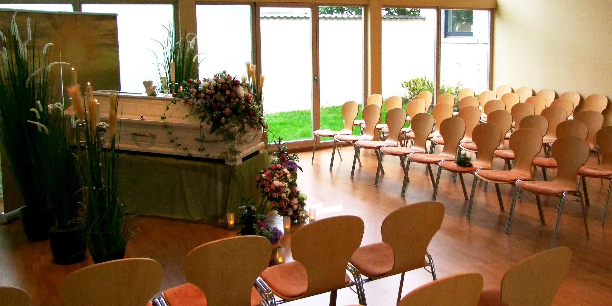 Trauerfeier mit Sarg und Blumenschmuck in der Trauerhalle des Bestattungshauses HECKEL
